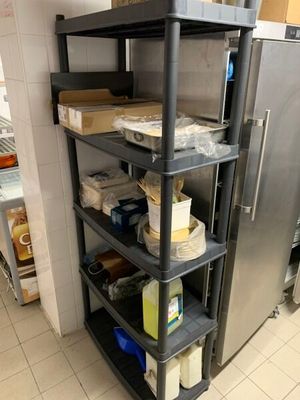 une cuisine équipée d'un réfrigérateur et de plusieurs étagères