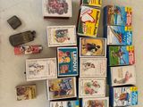 un tas de jouets d'enfants posés les uns à côté des autres sur le sol