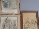 trois photos encadrées représentant des personnes dans une pièce aux murs bleus