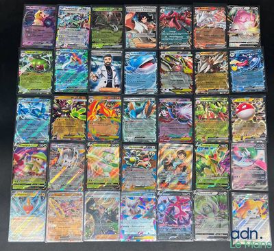 Une grande collection de cartes Pokémon est exposée sur une table.