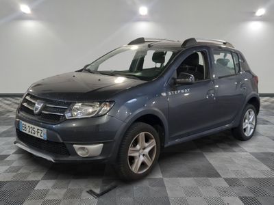 une photo d'une Dacia grise garée dans un garage