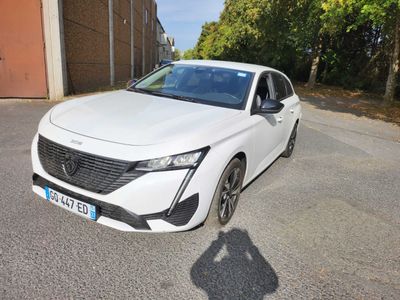 la voiture blanche est garée sur le côté de la route