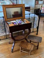 TABLE TRAVAILLEUSE Charles X ouvrant un vantail et un tiroir…
