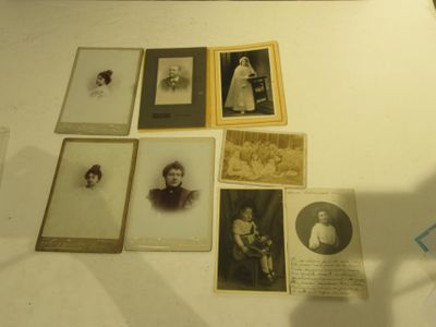 de nombreuses vieilles photos exposées sur la table