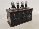 une boîte en bois surmontée de trois ampoules