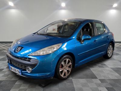 la voiture bleue est garée dans le garage sur le sol en damier