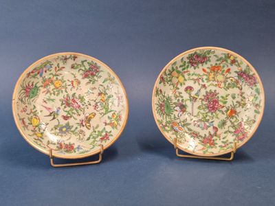 deux assiettes ornées de motifs floraux, posées sur un support
