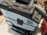 une machine posée sur un comptoir