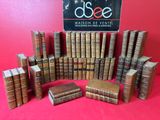 une pile de vieux livres posée sur une table rouge