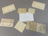 plusieurs vieux morceaux de papier sont disposés sur une table