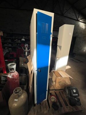 une photo d'un casier bleu dans un entrepôt