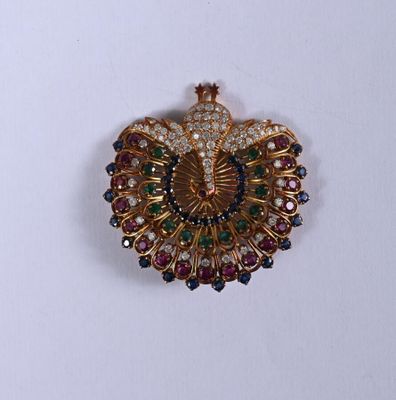 une broche en or ornée de pierres multicolores