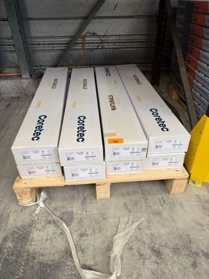Plusieurs cartons sont empilés sur une palette dans un entrepôt