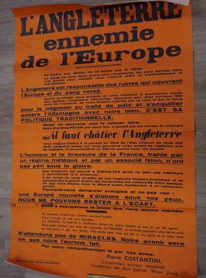une affiche orange et noire accrochée au mur d'une pièce