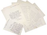 plusieurs vieilles lettres sont empilées sur une surface blanche