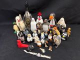 de nombreux types de figurines sur fond noir