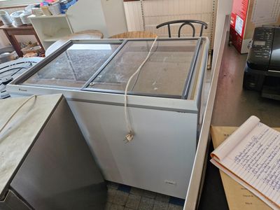 Bac à glaces CARAVELL émail blanc à deux vantaux coulissants…