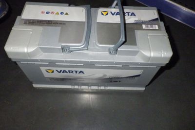 une boîte blanche sur laquelle sont posées deux piles