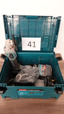 un gros plan d'une boîte à outils posée sur une table et contenant des outils