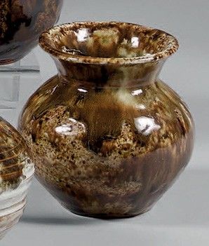 trois vases posés l'un à côté de l'autre sur une table
