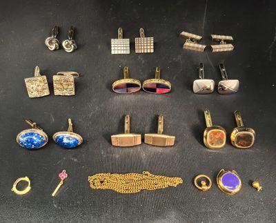 de nombreux types de bijoux sur la table