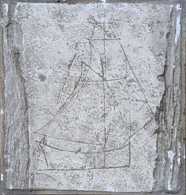 une image représentant un voilier sculptée dans un mur de pierre