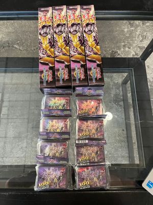 Plusieurs paquets de cartes Pokémon sont exposés dans une vitrine.