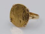 une bague en or avec une pièce romaine au centre