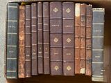 une boîte pleine de vieux livres posée sur le sol