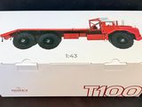 sur la boîte, on voit un camion rouge sur un fond noir