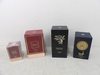 trois boîtes de parfum posées les unes à côté des autres sur une table