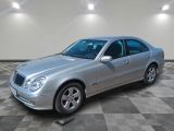 Une berline de luxe Mercedes Classe S S550 de 2008 dans un showroom