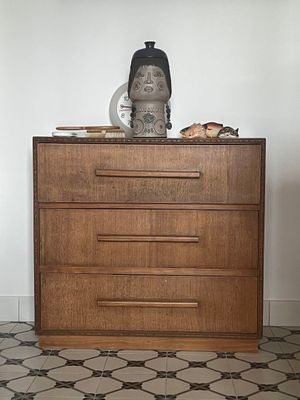 une photo d'une commode dans une pièce