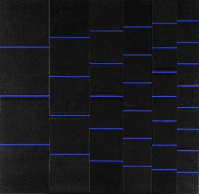 une photo d'un tableau noir et bleu accroché au mur