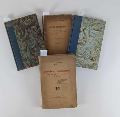 quatre livres sont empilés sur une table