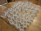 beaucoup de verres à vin vides posés sur une table en bois