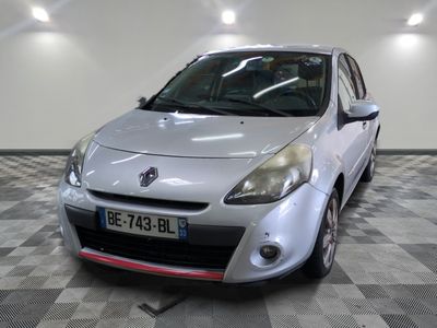 la photo d'une voiture argentée garée dans un garage