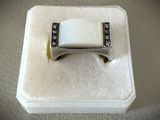 une bague posée sur une boîte blanche