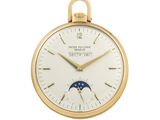 une montre de poche en or dont le cadran est orné d'une lune et d'un croissant de lune