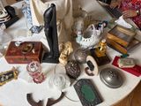 une table sur laquelle se trouvent de nombreux objets
