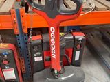 une photo d'une machine rouge et noire dans un entrepôt