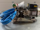 une image représentant une pompe à laquelle est raccordé un tuyau