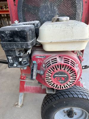 un petit moteur fixé à l'arrière d'un tracteur