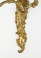 Paire d'appliques en bronze ciselé et vernis or. (photo 4)