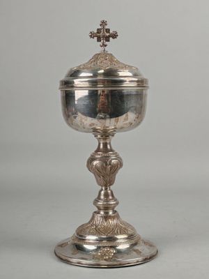 une coupe en argent surmontée d'une croix
