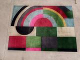 un tapis posé au sol, orné d'un motif coloré
