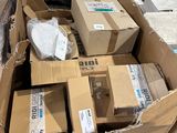 plusieurs boîtes empilées les unes sur les autres