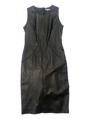 une robe en cuir noir sur fond blanc