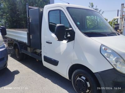 un camion blanc garé à côté d'une voiture bleue