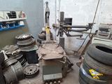 un tas de pneus et une machine dans un garage